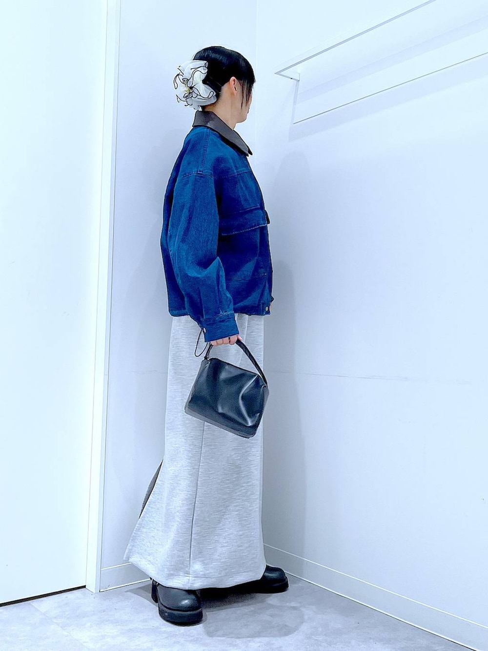 ブラック系のショルダーバッグ、グレー系のスカート、ブラック系のサンダルを着用したレディースの春コーディネートの4枚目の写真