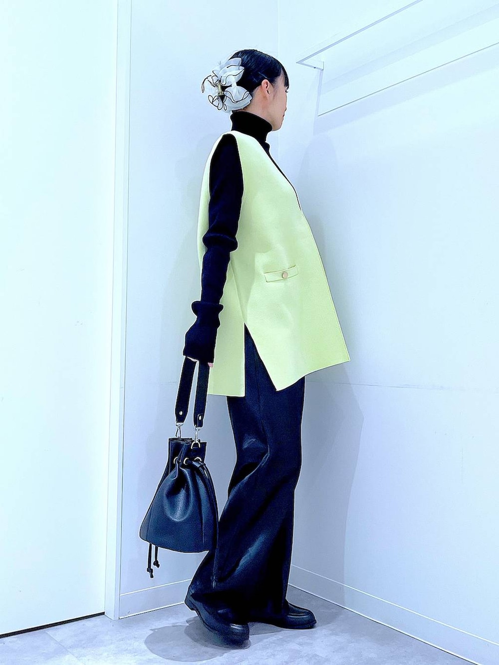 ブラック系のニット/セーター、ブラック系のスカート、ブラック系のローファーを着用したレディースの春コーディネートの4枚目の写真