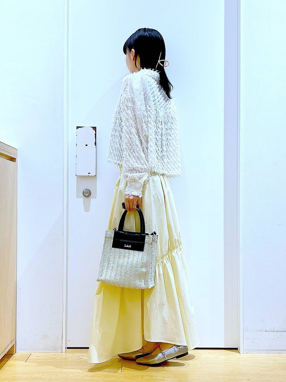 ホワイト系のシャツ/ブラウス、イエロー系のスカート、その他のパンプスを着用したレディースの春コーディネートの3枚目の写真