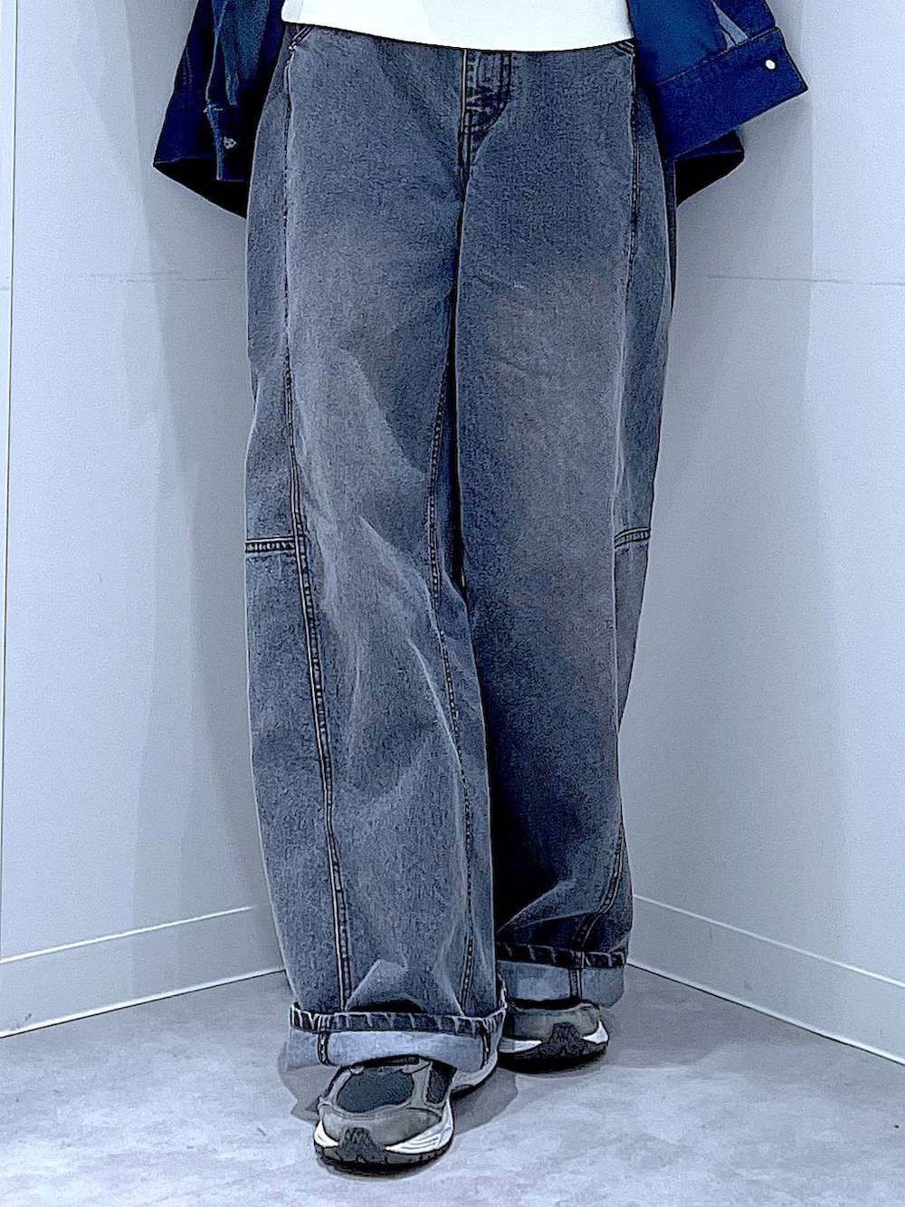 ブルー系のデニムジャケット、ブラック系のデニムパンツ、ブラウン系のショルダーバッグを着用したレディースの春コーディネートの8枚目の写真