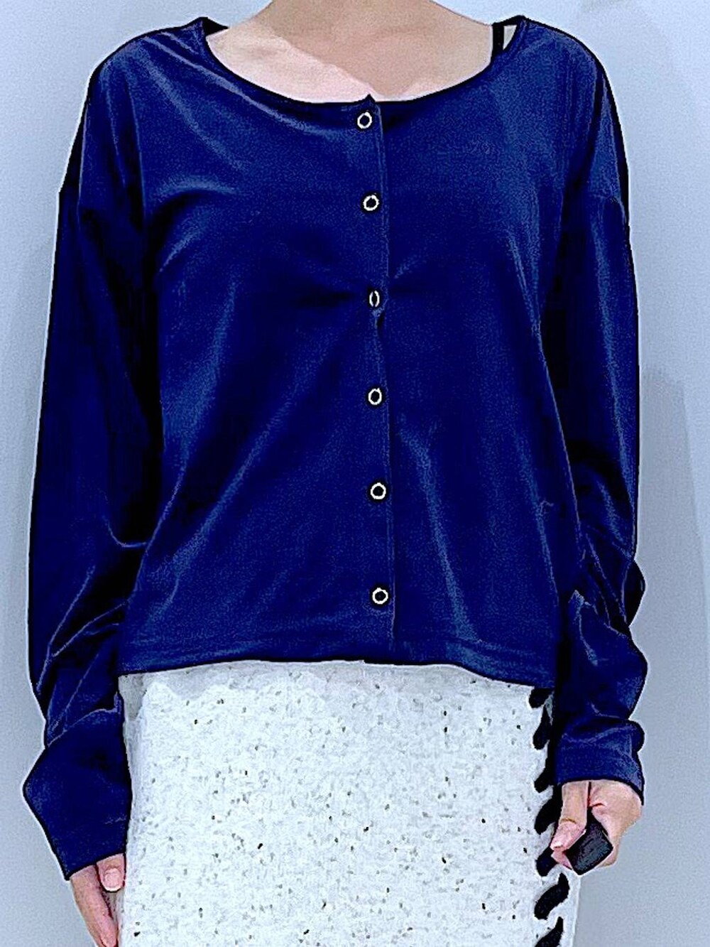 ブラック系のローファー、ブルー系のTシャツ/カットソー、グレー系のショルダーバッグを着用したレディースの秋コーディネートの7枚目の写真