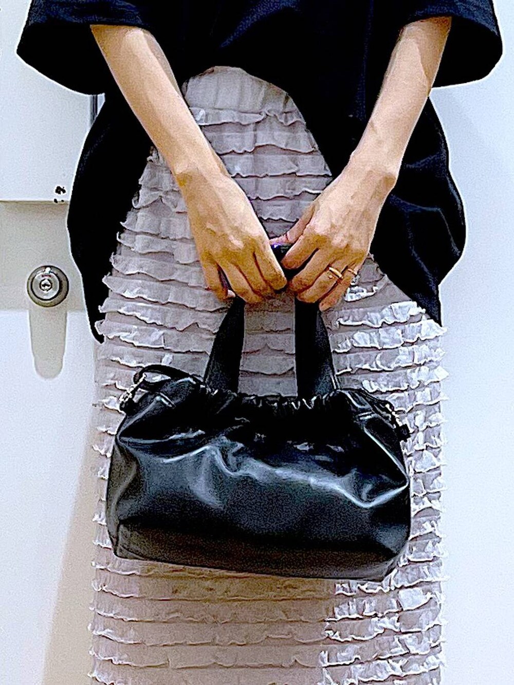 ブラック系のサンダル、ブラック系のショルダーバッグ、ブラック系のTシャツ/カットソーを着用したレディースの夏コーディネートの9枚目の写真