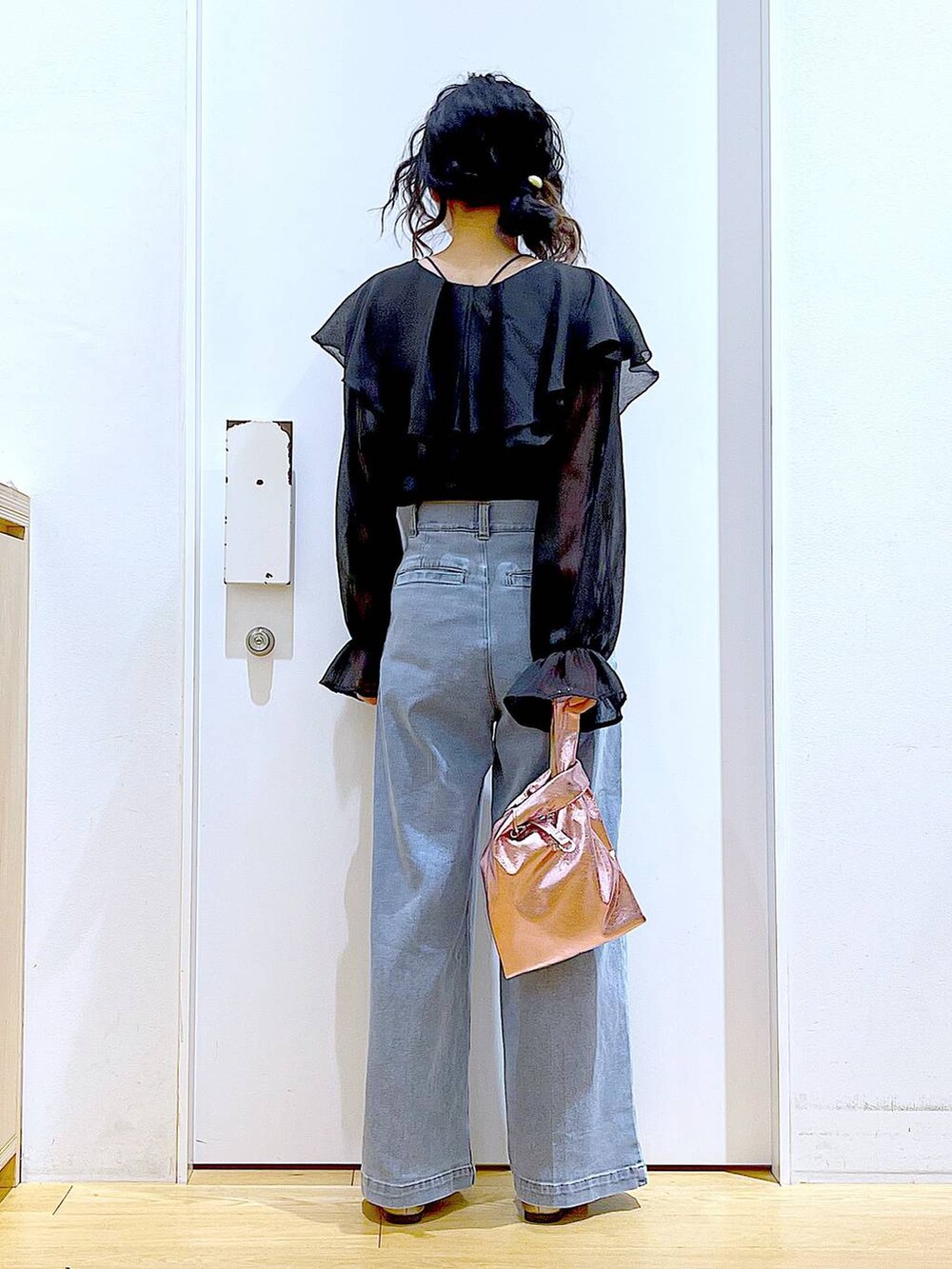 ブルー系のデニムパンツ、ピンク系のショルダーバッグ、その他のパンプスを着用したレディースの春コーディネートの5枚目の写真