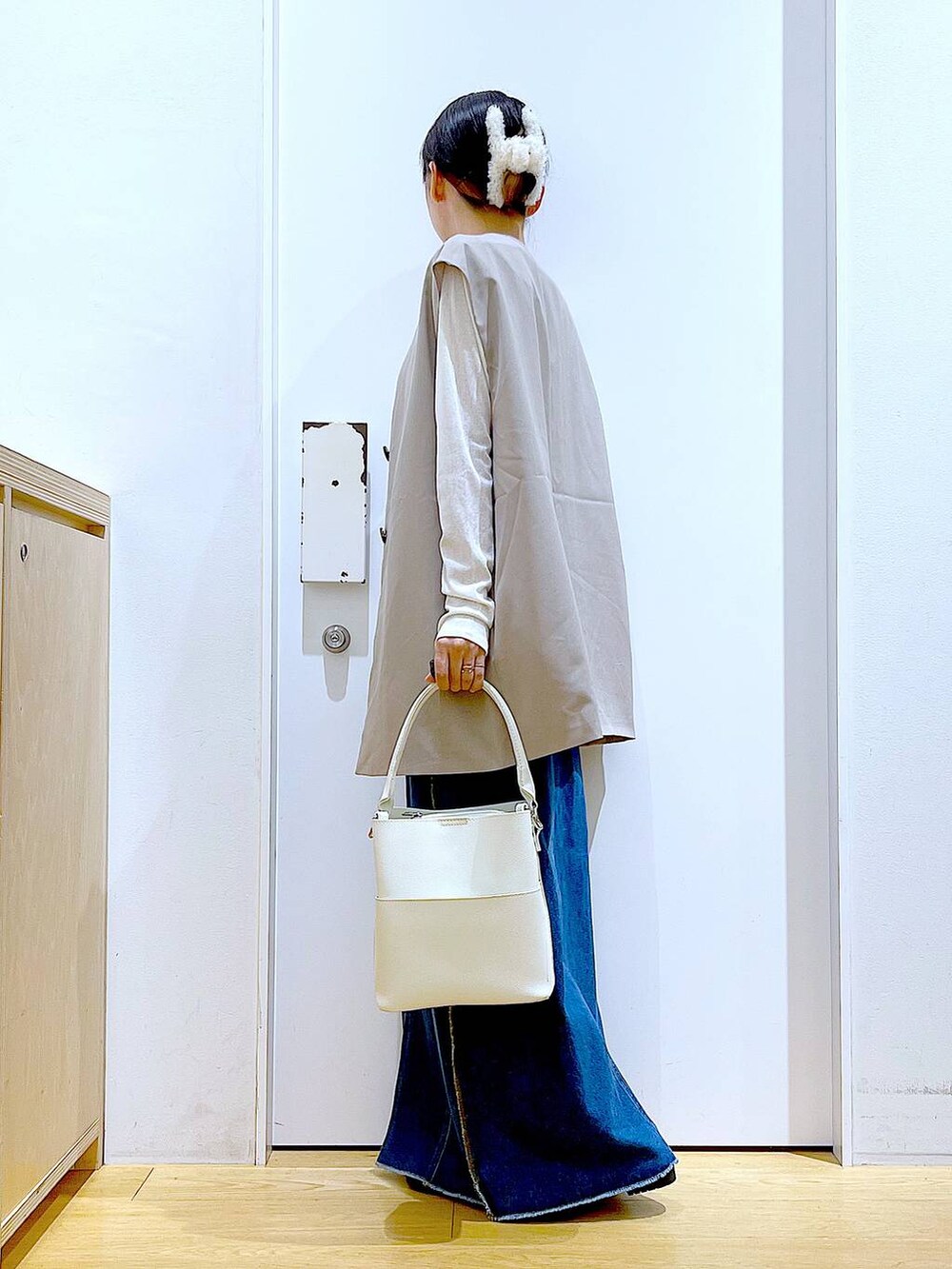 シルバー系のローファー、ホワイト系のショルダーバッグ、ホワイト系のTシャツ/カットソーを着用したレディースの秋コーディネートの3枚目の写真