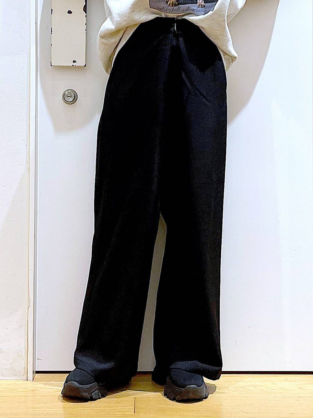 ブルー系のバックパック/リュック、ブラック系のブーツ、ブラック系のその他パンツを着用したレディースの冬コーディネートの8枚目の写真