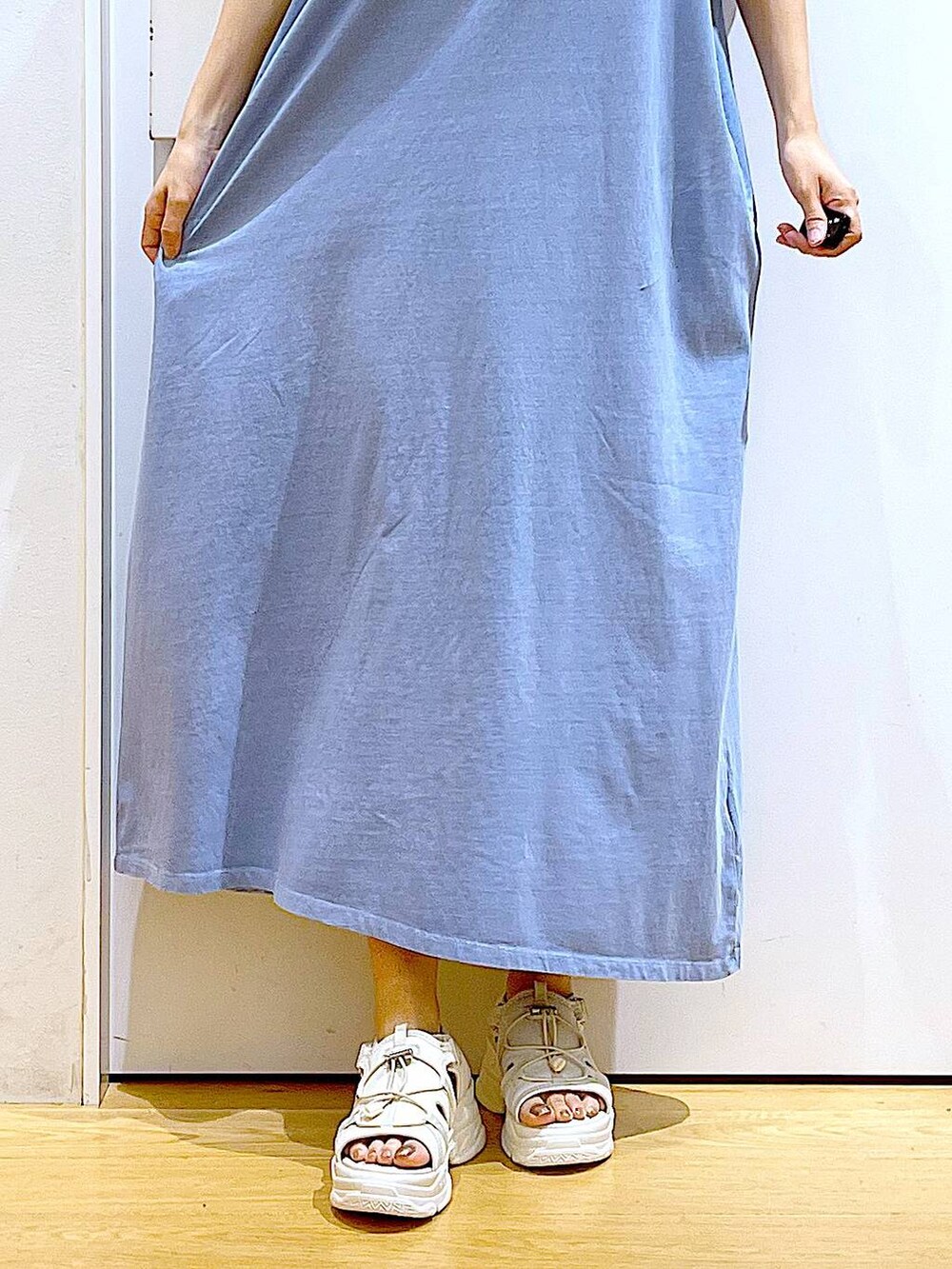 ホワイト系のサンダル、ベージュ系のトートバッグ、ブルー系のワンピースを着用したレディースの夏コーディネートの8枚目の写真