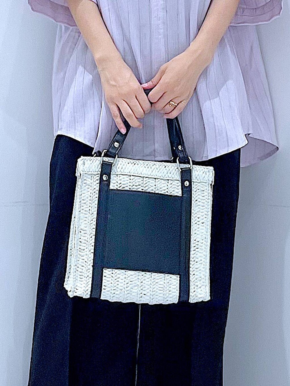 ホワイト系のショルダーバッグ、ブラック系のサンダル、パープル系のシャツ/ブラウスを着用したレディースの夏コーディネートの9枚目の写真