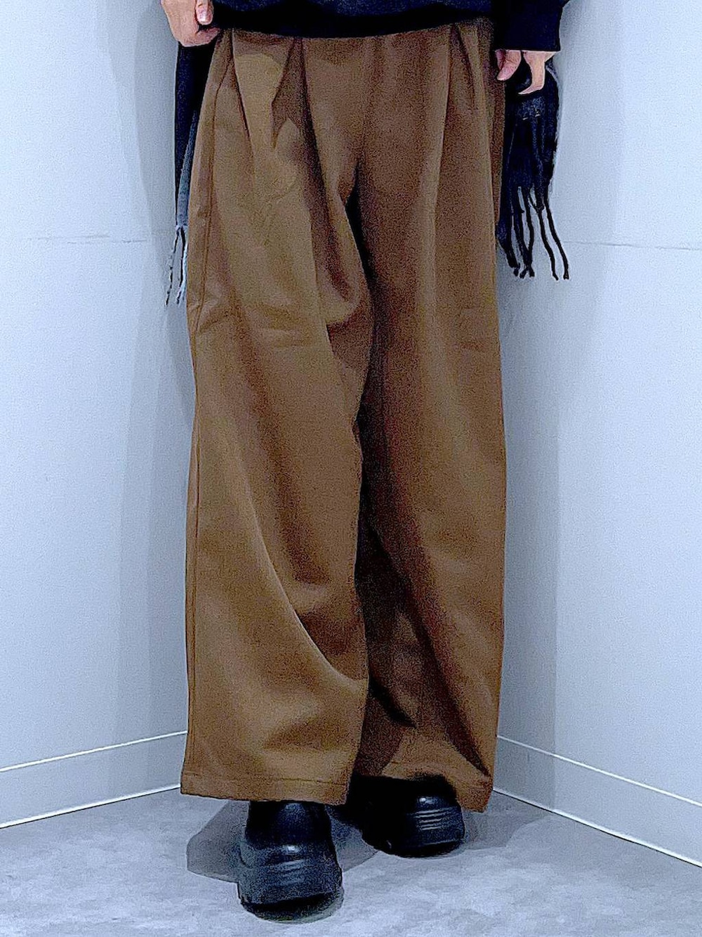 ブラック系のブーツ、ブラウン系のその他パンツ、ブラック系のショルダーバッグを着用したレディースの冬コーディネートの8枚目の写真