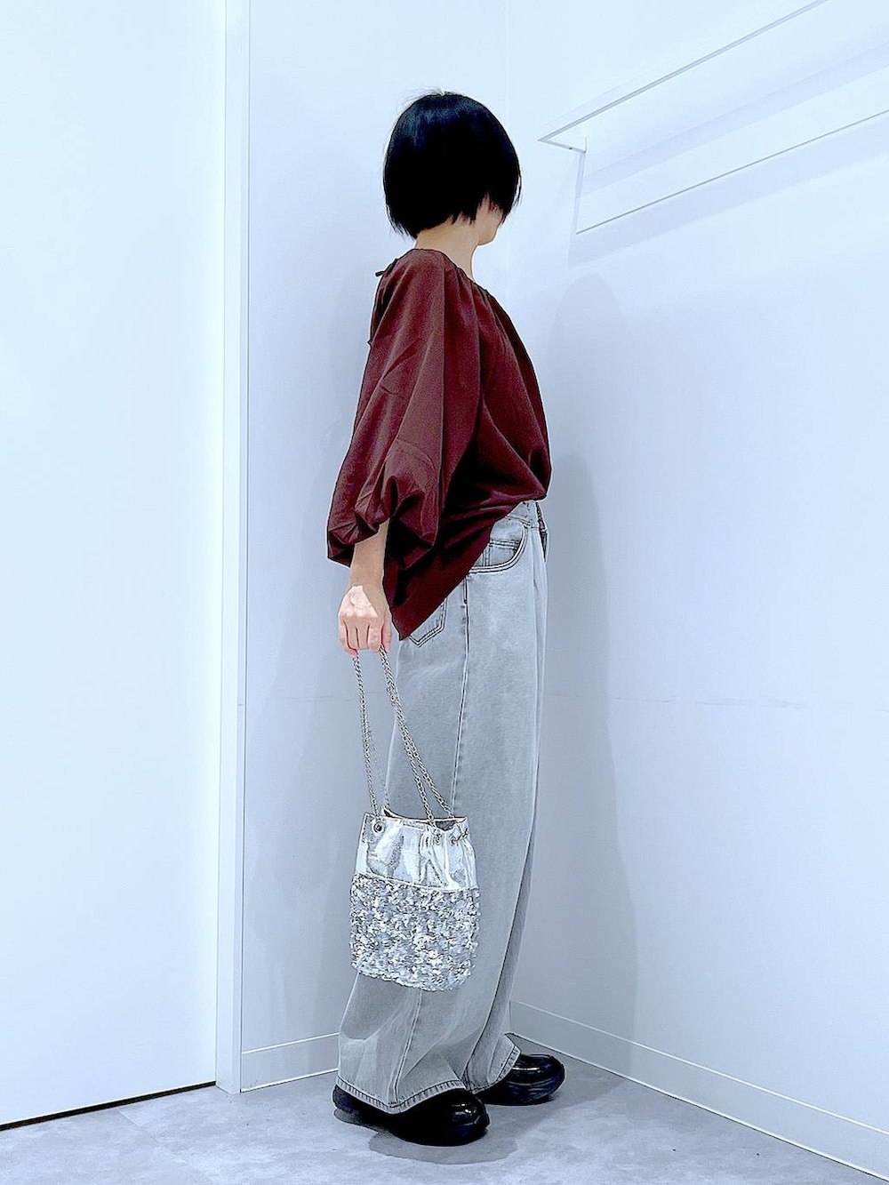 その他のショルダーバッグ、ブラック系のローファー、ブラウン系のシャツ/ブラウスを着用したレディースの秋コーディネートの4枚目の写真