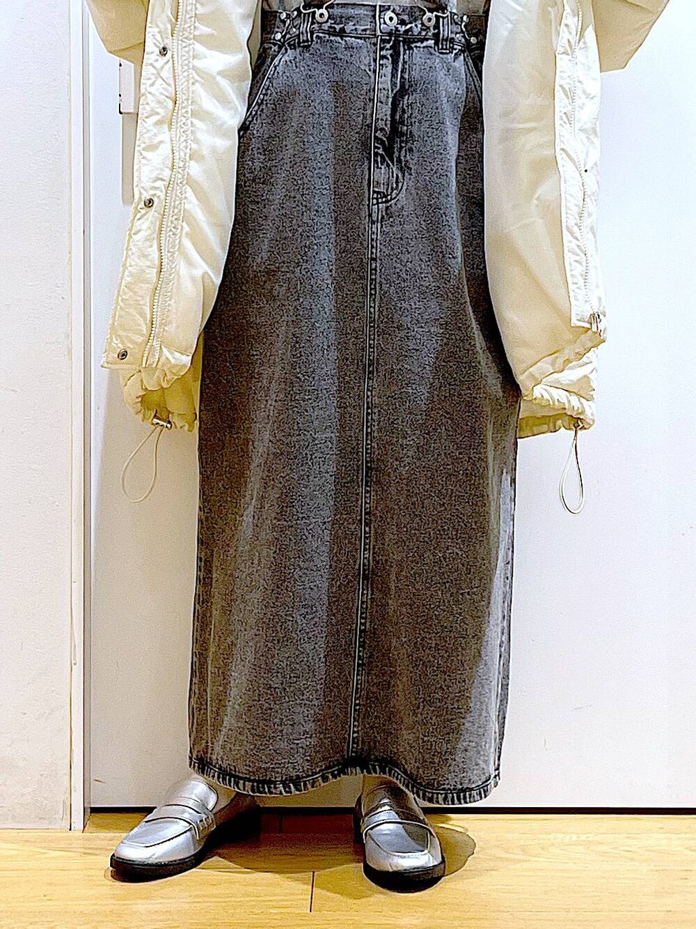 シルバー系のローファー、ホワイト系のその他アウター、ブラック系のショルダーバッグを着用したレディースの冬コーディネートの8枚目の写真