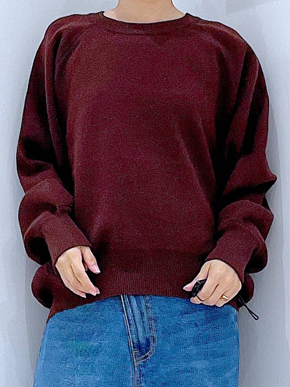 ブルー系のデニムパンツ、ブラウン系のニット/セーター、ブラック系のローファーを着用したレディースの秋コーディネートの7枚目の写真