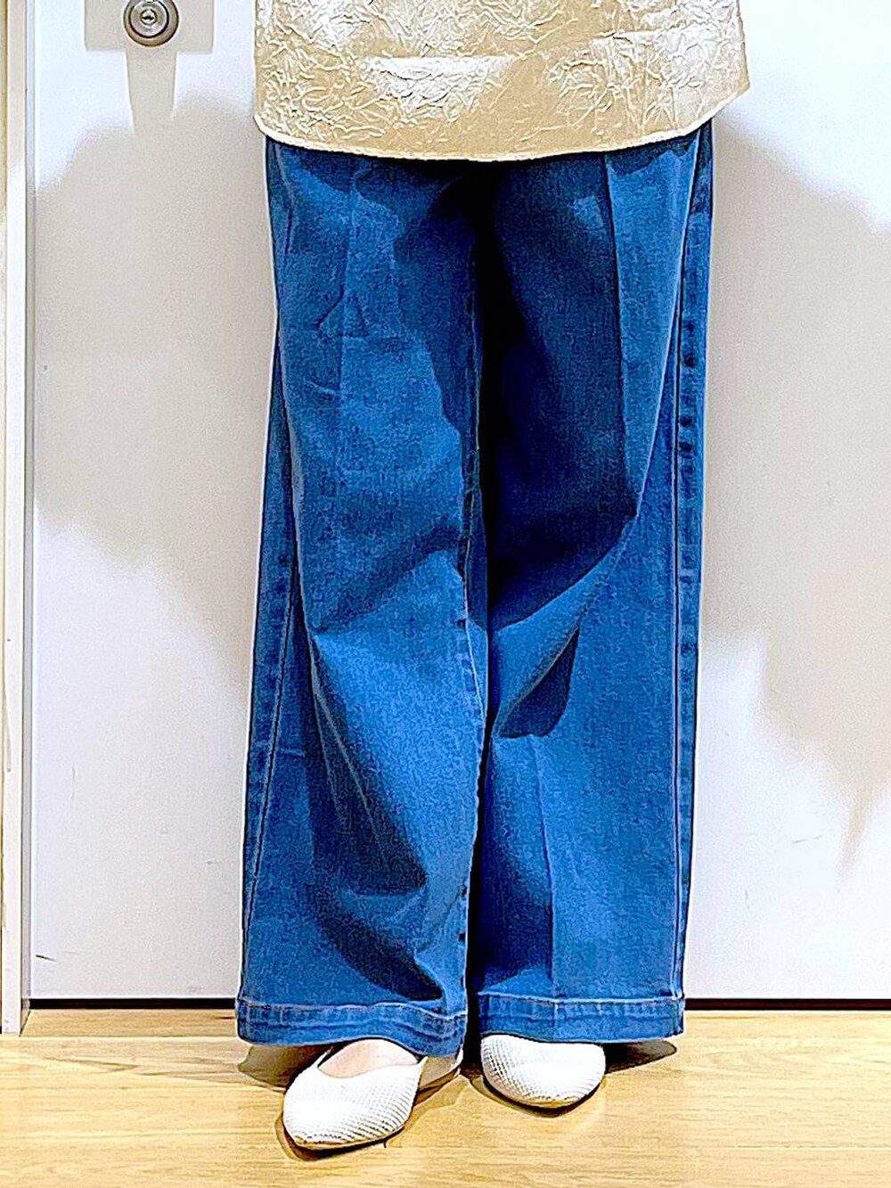 ブルー系のデニムパンツ、ホワイト系のキャミソール、グリーン系のショルダーバッグを着用したレディースの春コーディネートの8枚目の写真