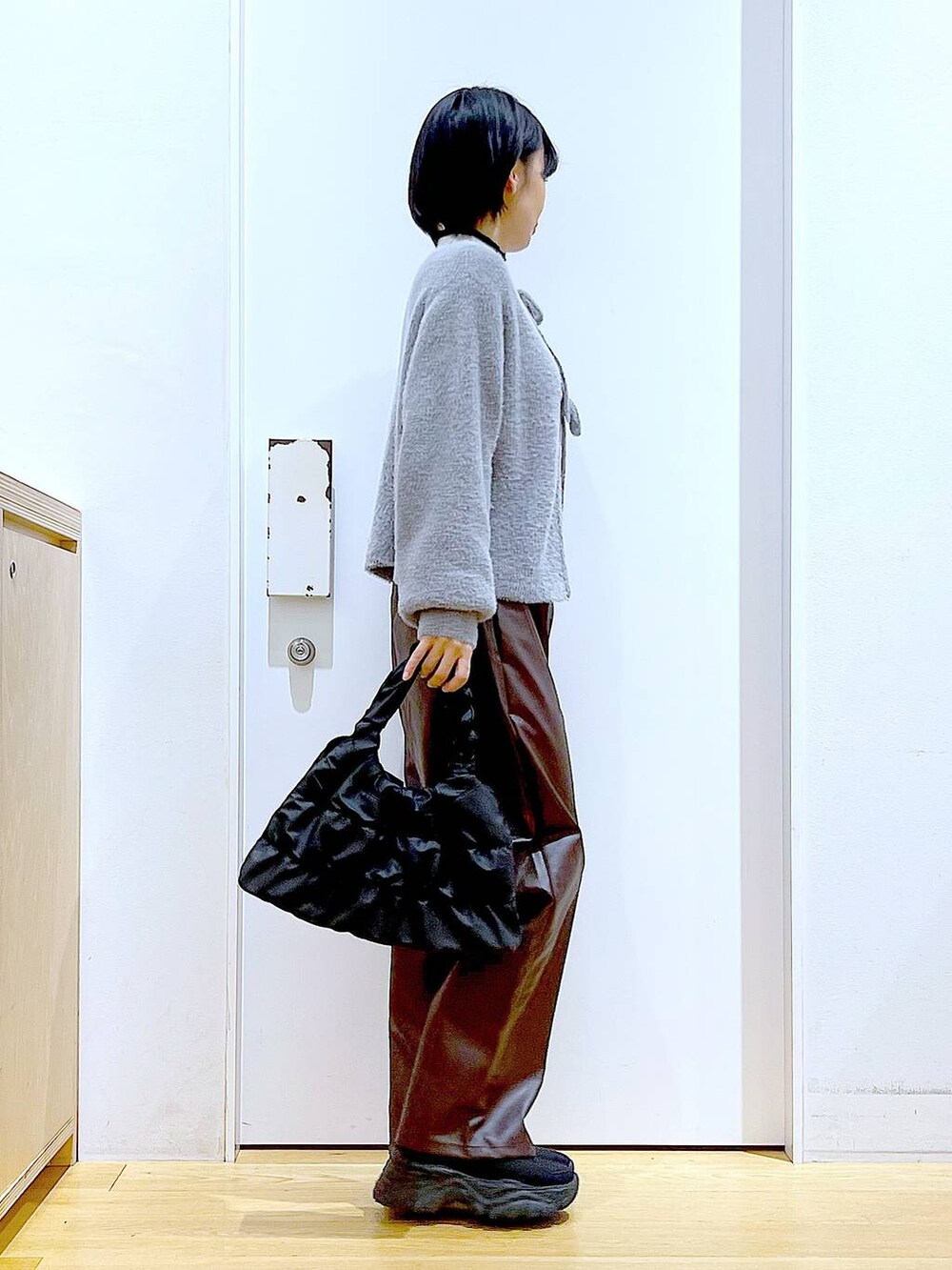 ベージュ系のニット/セーター、ブラック系のブーツ、ブラウン系のその他パンツを着用したレディースの秋コーディネートの4枚目の写真