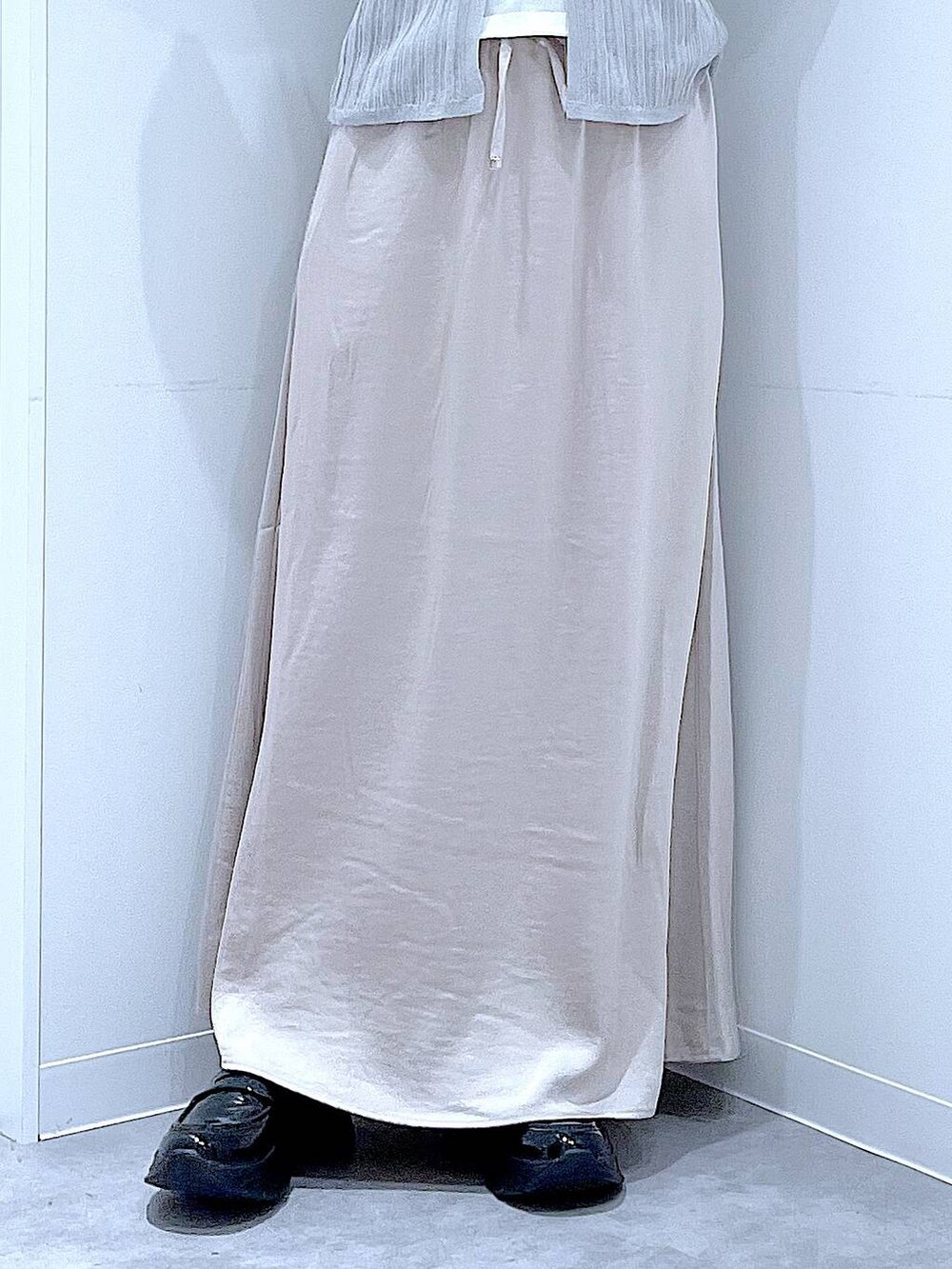 シルバー系のショルダーバッグ、ブラック系のローファー、グレー系のニット/セーターを着用したレディースの秋コーディネートの8枚目の写真