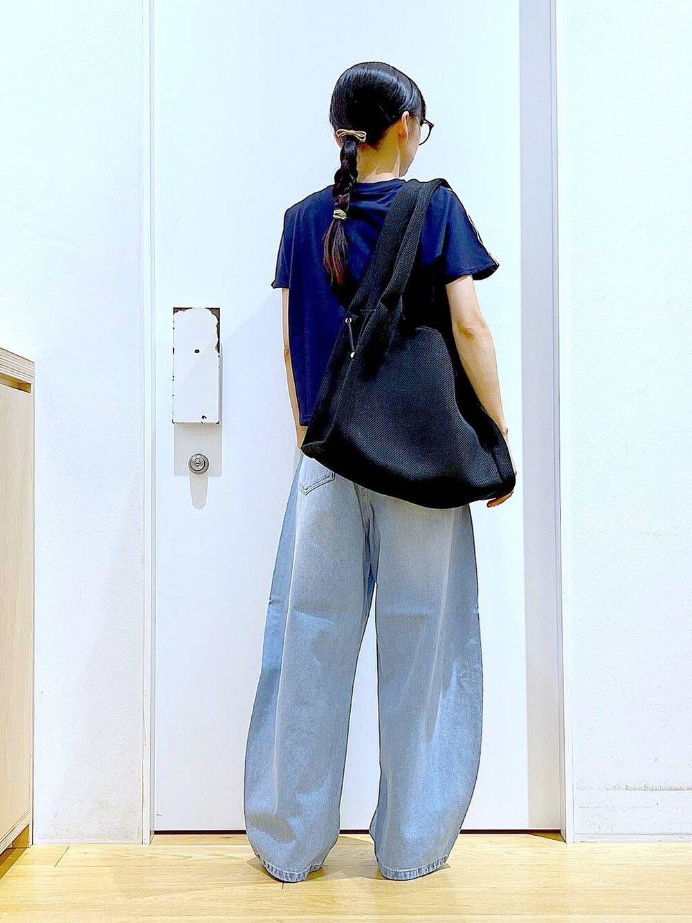 ブラック系のショルダーバッグ、その他のパンプス、ブルー系のデニムパンツを着用したレディースの夏コーディネートの5枚目の写真