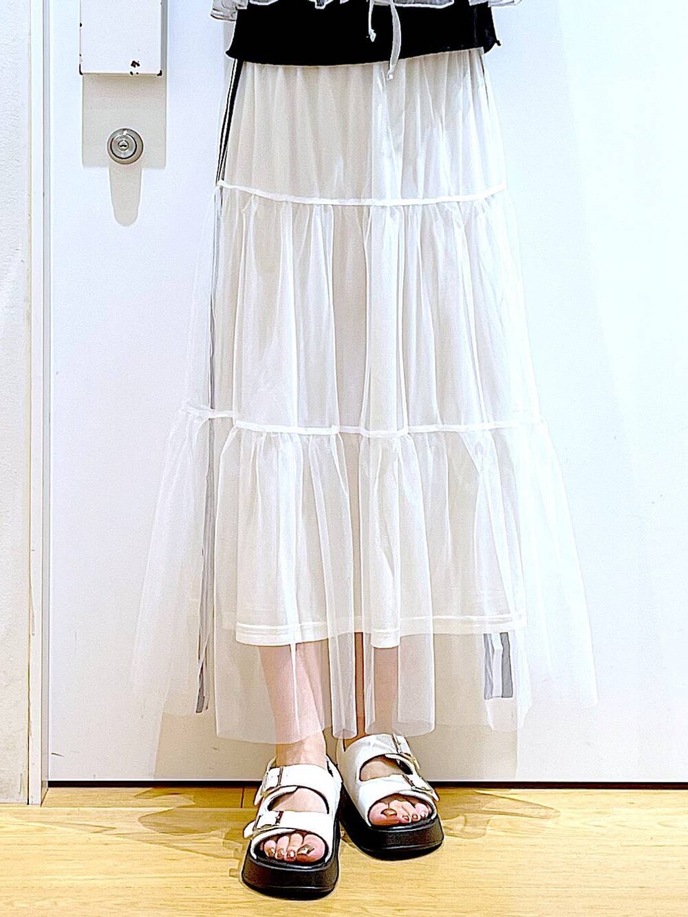 シルバー系のショルダーバッグ、ホワイト系のサンダル、ホワイト系のキャミソールを着用したレディースの夏コーディネートの8枚目の写真