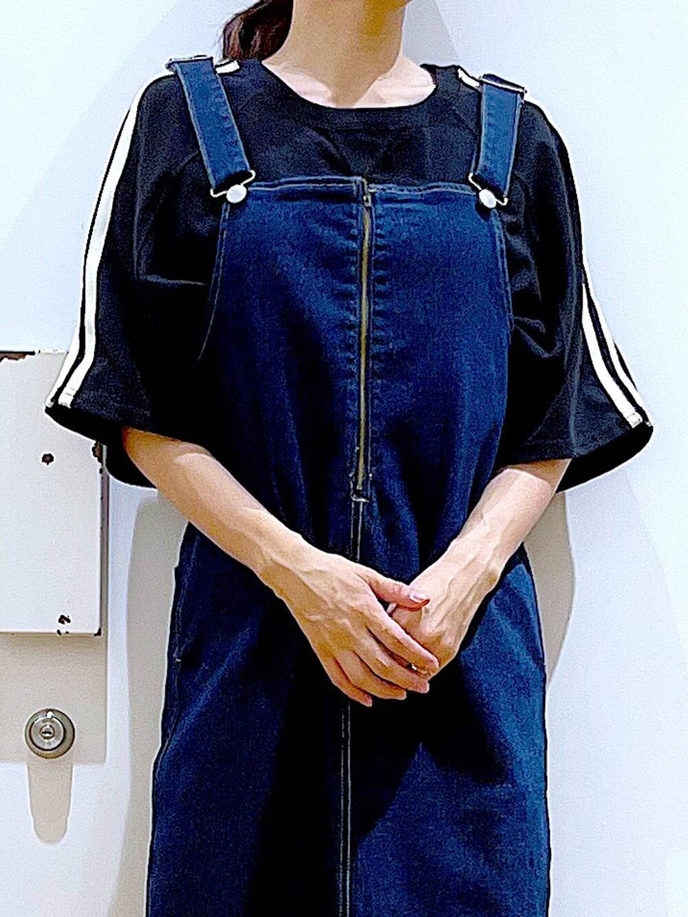 ブルー系のジャンパースカート、ホワイト系のショルダーバッグ、ホワイト系のサンダルを着用したレディースの夏コーディネートの7枚目の写真