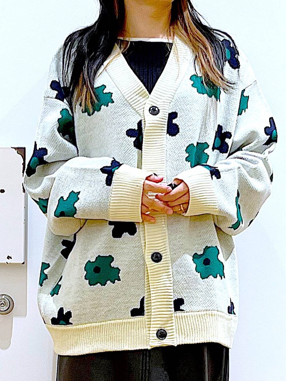 ベージュ系のカーディガン/ボレロ、ブラック系のブーツ、ブラック系のニット/セーターを着用したレディースの冬コーディネートの7枚目の写真