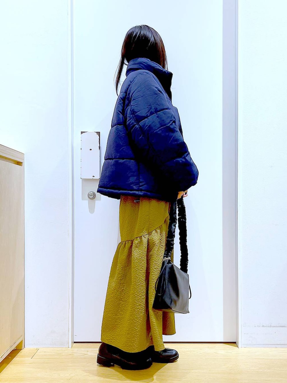「リラックス、若見え、ゆったり、休日コーデ、骨格ウェーブ、LAKOLE、アウター、冬コーデ、ニット、スカート、カジュアル、楽ちんコーデ、ショルダーバッグ、ブーツ、旅行」｜「LAKOLEのギャザー2WAYショルダーバッグ / 962999（ショルダーバッグ、ブラック系）」を使った、あおき@LAKOLE海老名さん（レディース・156cm）の冬コーディネートの3枚目の写真