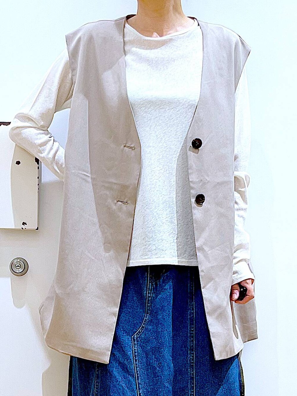 シルバー系のローファー、ホワイト系のショルダーバッグ、ホワイト系のTシャツ/カットソーを着用したレディースの秋コーディネートの8枚目の写真