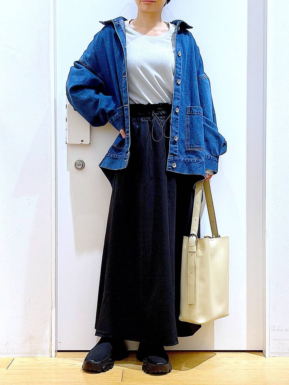 「リラックス、若見え、ゆったり、休日コーデ、骨格ウェーブ、LAKOLE、デニムジャケット、ロンT、スカート、春コーデ、おでかけ、シンプルコーデ、オーバーサイズ、ブーツ、トートバッグ」｜「LAKOLEのニットスニーカーソールブーツ / 140064（ブーツ、ブラック系）」を使った、あおき@LAKOLE海老名さん（レディース・156cm）の冬コーディネートの6枚目の写真