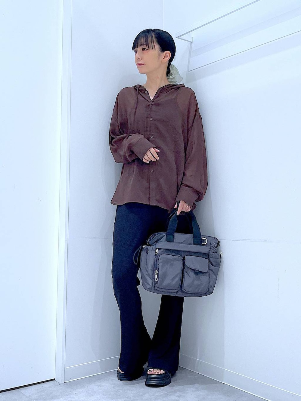 ブラック系のその他パンツ、グレー系のトートバッグ、ブラック系のサンダルを着用したレディースの夏コーディネートの2枚目の写真