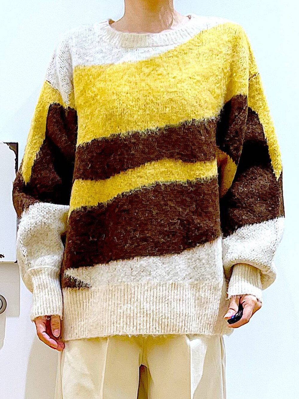 ホワイト系のショルダーバッグ、ベージュ系のブーツ、ベージュ系のその他パンツを着用したレディースの冬コーディネートの7枚目の写真