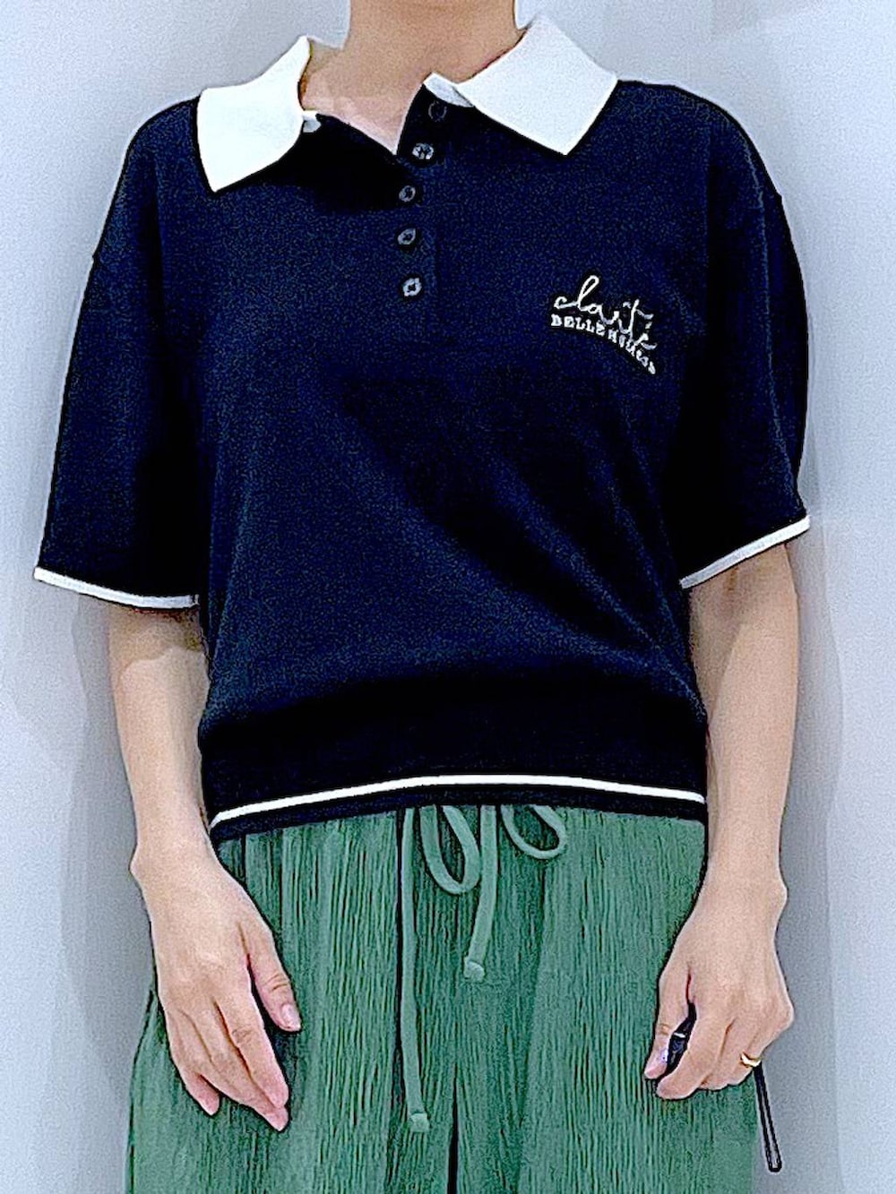 ブラック系のサンダル、グリーン系のその他パンツ、グレー系のトートバッグを着用したレディースの夏コーディネートの7枚目の写真