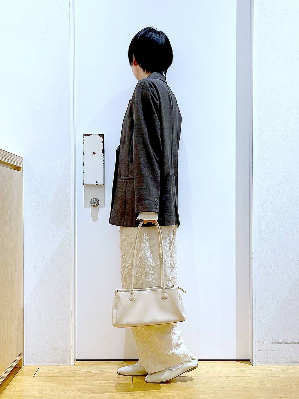 ホワイト系のトートバッグ、ホワイト系のパンプス、ホワイト系のその他パンツを着用したレディースの春コーディネートの3枚目の写真