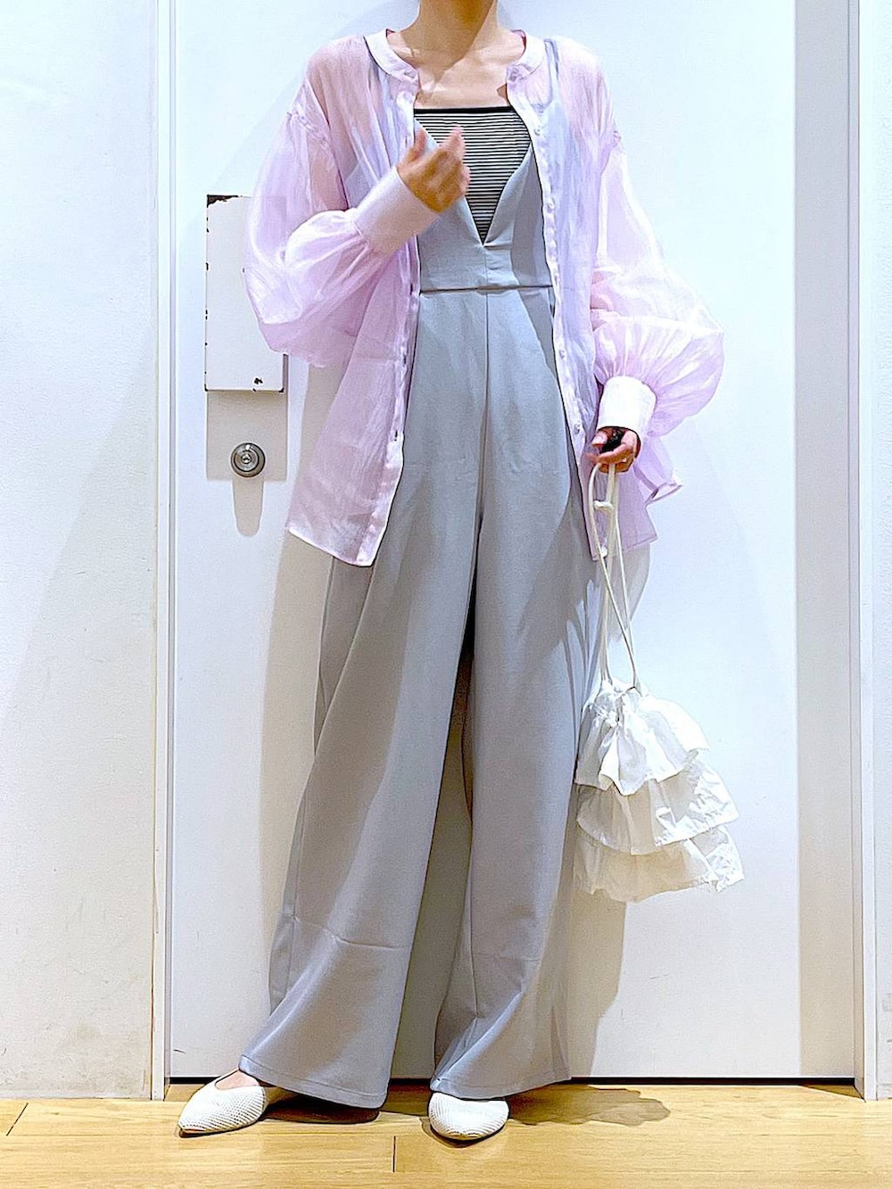 ホワイト系のショルダーバッグ、ホワイト系のキャミソール、ホワイト系のパンプスを着用したレディースの春コーディネートの6枚目の写真