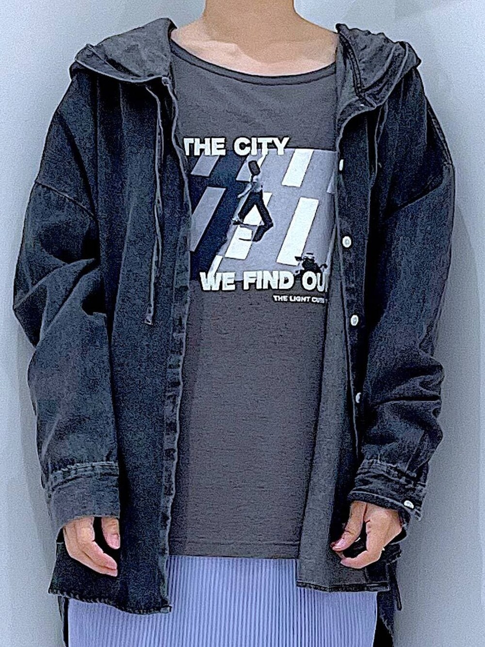 ホワイト系のショルダーバッグ、パープル系のスカート、グレー系のTシャツ/カットソーを着用したレディースの春コーディネートの7枚目の写真
