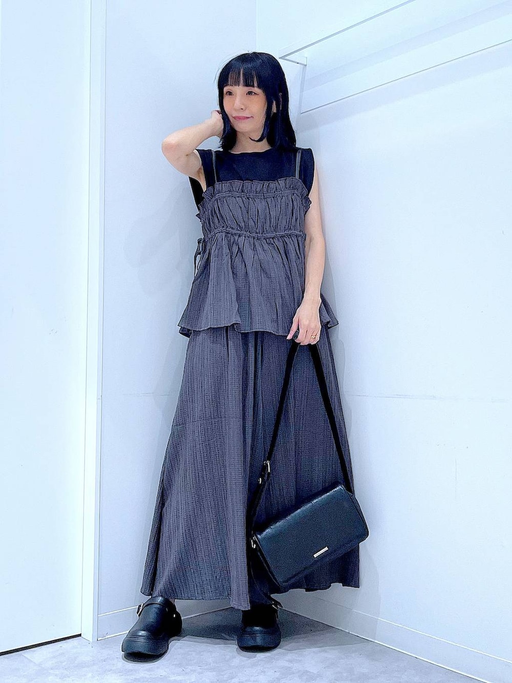 グレー系のその他パンツ、グレー系のキャミソール、ブラック系のショルダーバッグを着用したレディースの夏コーディネートの2枚目の写真