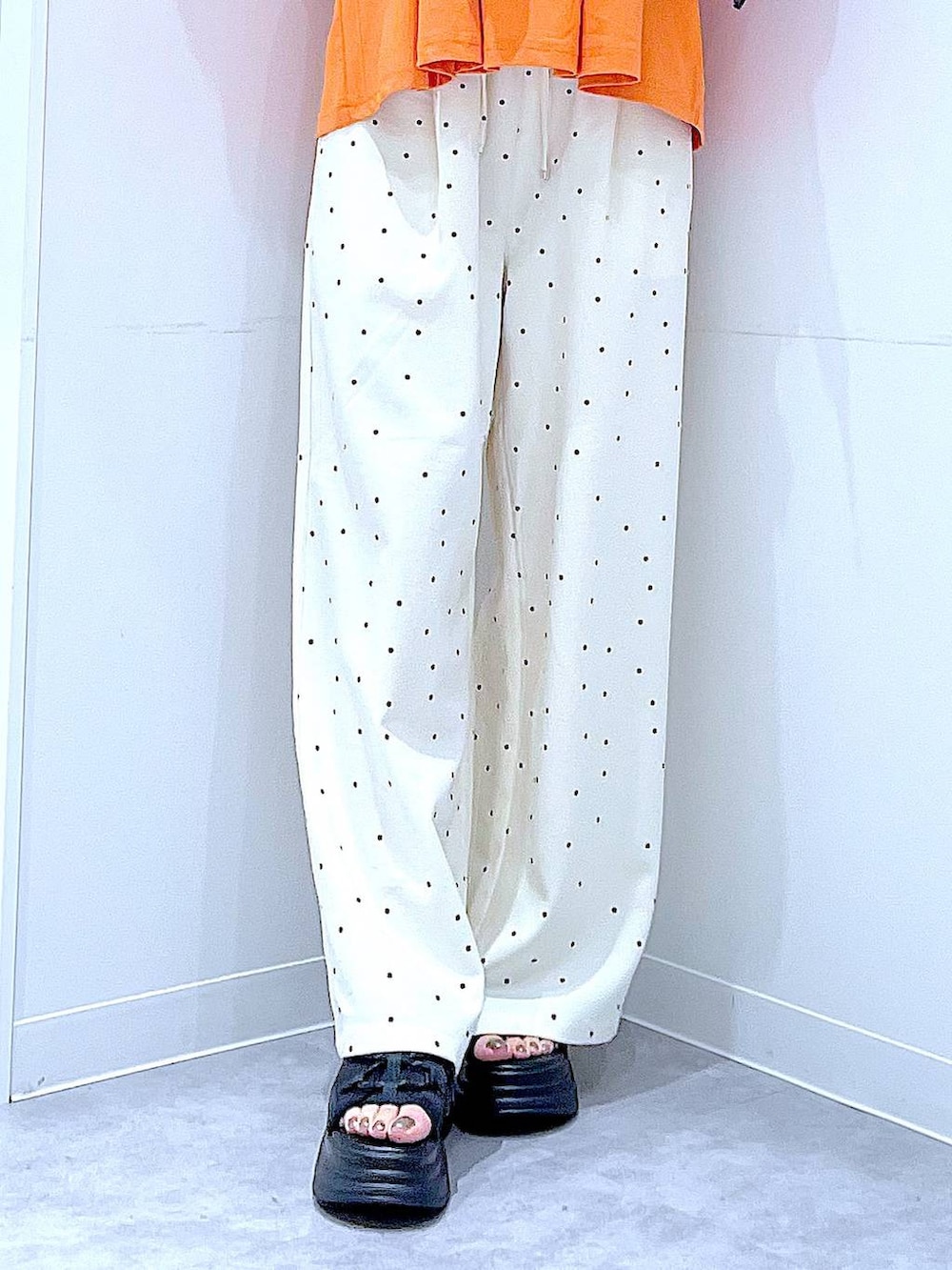 その他のその他パンツ、ホワイト系のショルダーバッグ、ブラック系のサンダルを着用したレディースの夏コーディネートの8枚目の写真