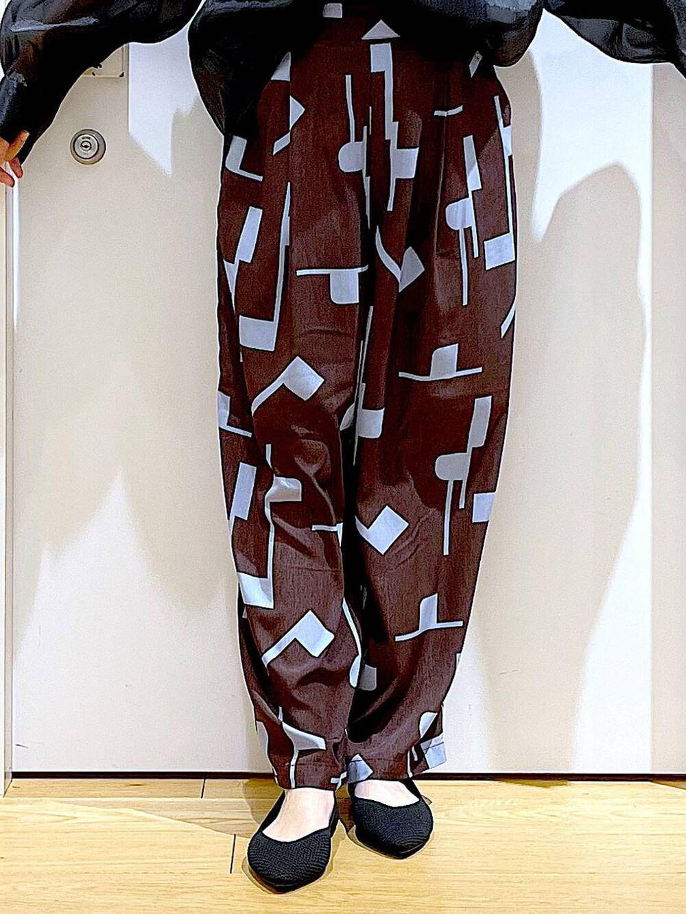 ブラック系のショルダーバッグ、ブラック系のパンプス、ブラウン系のその他パンツを着用したレディースの春コーディネートの8枚目の写真