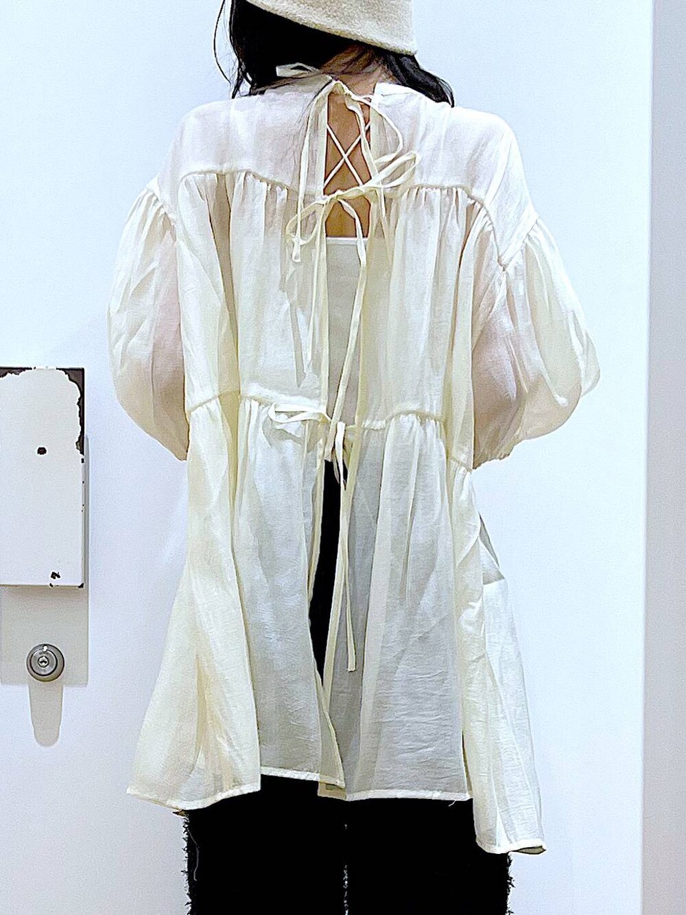 ブラック系のサンダル、ブラック系のハンドバッグ、ブラック系のその他パンツを着用したレディースの夏コーディネートの6枚目の写真