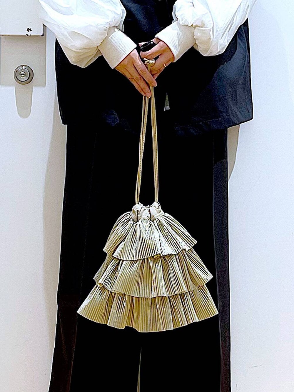 ブラック系のスラックス、ブラック系のパンプス、ホワイト系のスウェットを着用したレディースの春コーディネートの9枚目の写真