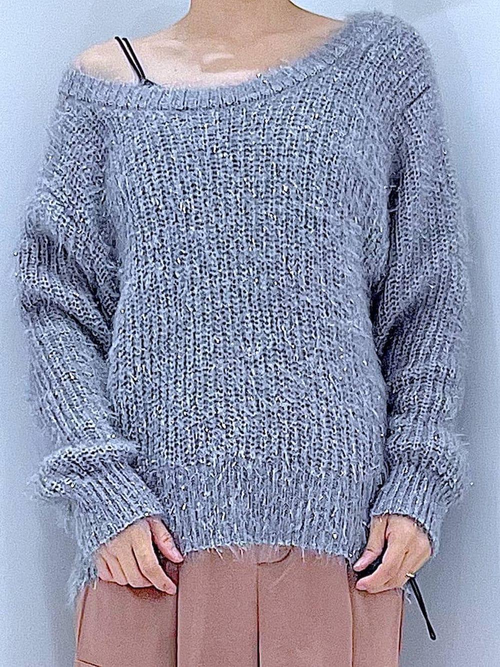 ブラック系のブーツ、ブラウン系のショルダーバッグ、ピンク系のカーゴパンツを着用したレディースの冬コーディネートの7枚目の写真