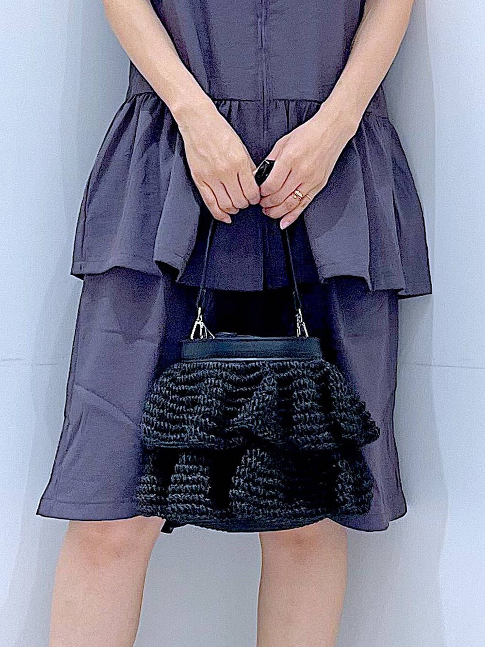 ブラック系のショルダーバッグ、ブラック系のサンダル、グレー系のベストを着用したレディースの夏コーディネートの9枚目の写真