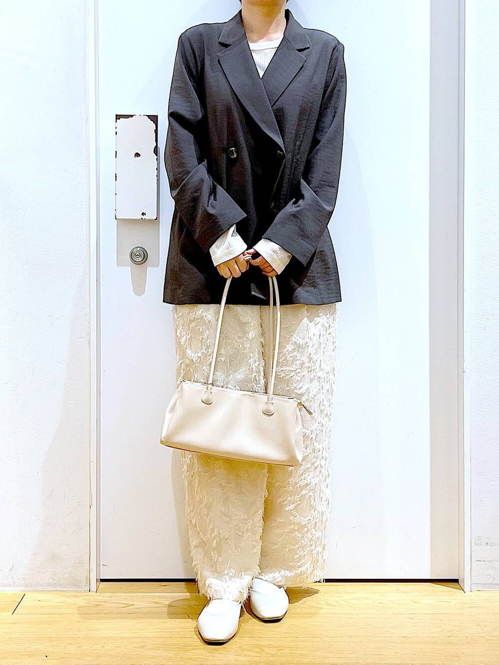 ホワイト系のトートバッグ、ホワイト系のパンプス、ホワイト系のその他パンツを着用したレディースの春コーディネートの6枚目の写真