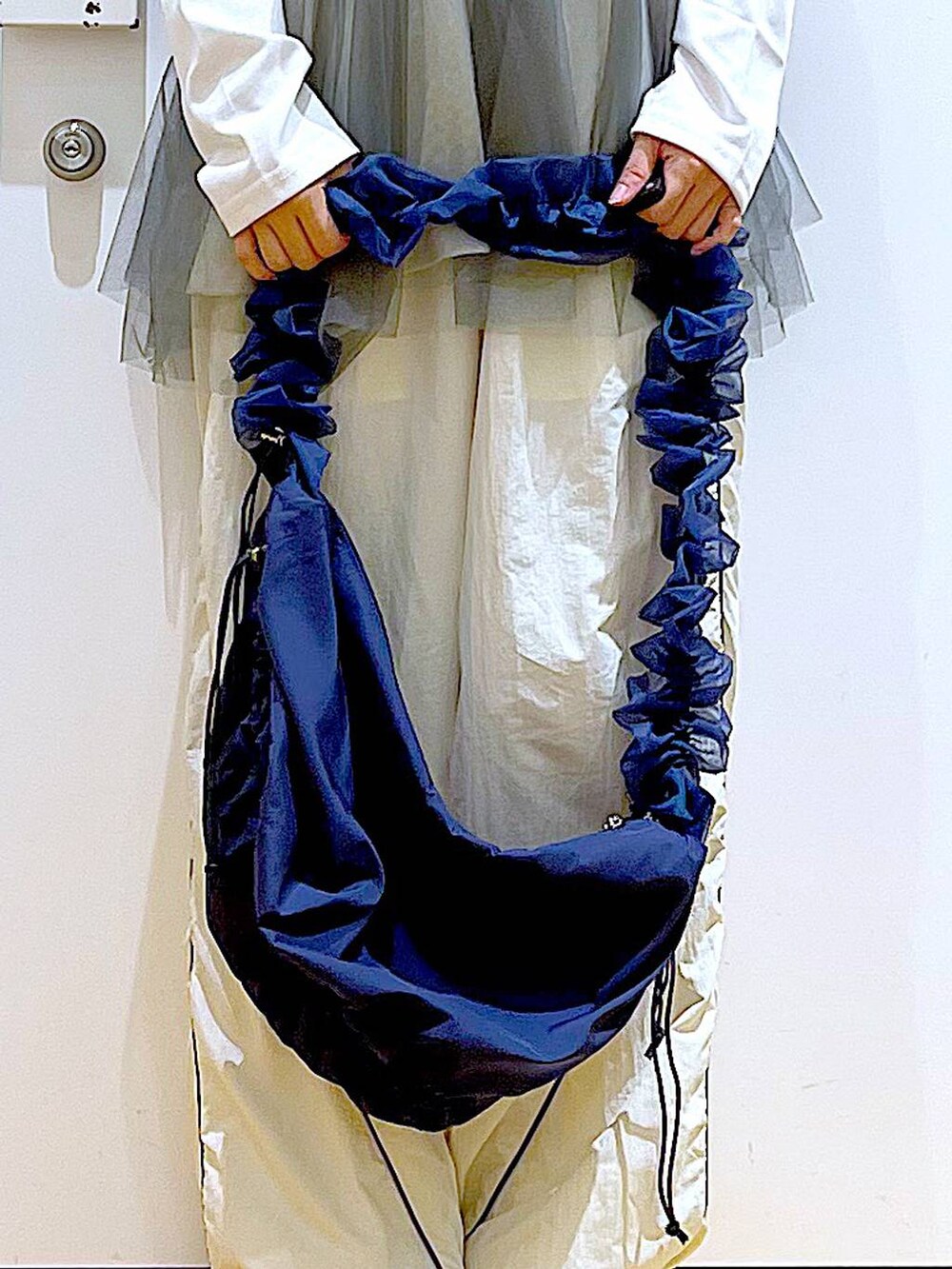 シルバー系のパンプス、ブルー系のショルダーバッグ、グレー系のTシャツ/カットソーを着用したレディースの秋コーディネートの9枚目の写真