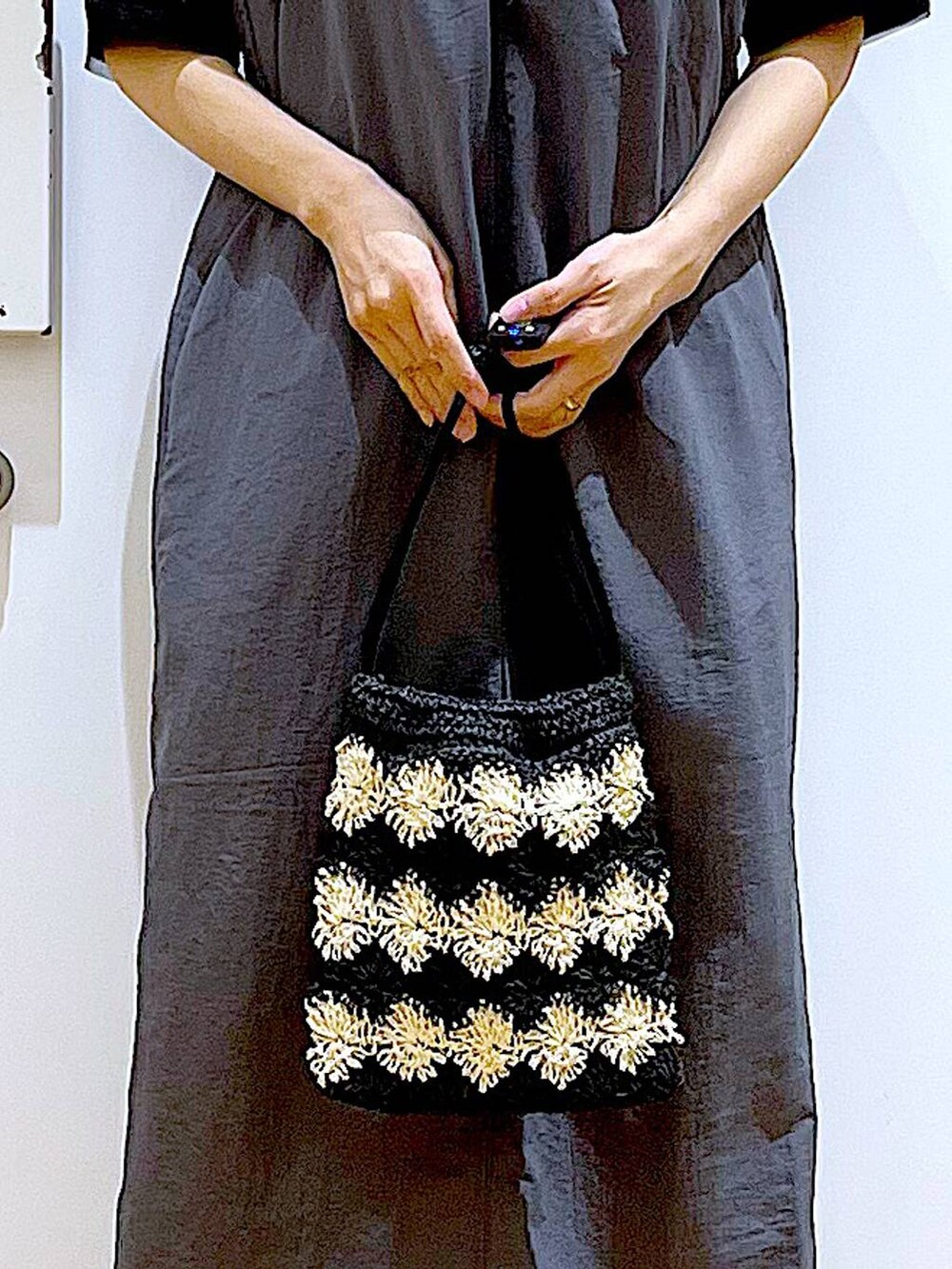 ブラック系のワンピース、その他のパンプス、ブラック系のショルダーバッグを着用したレディースの春コーディネートの9枚目の写真