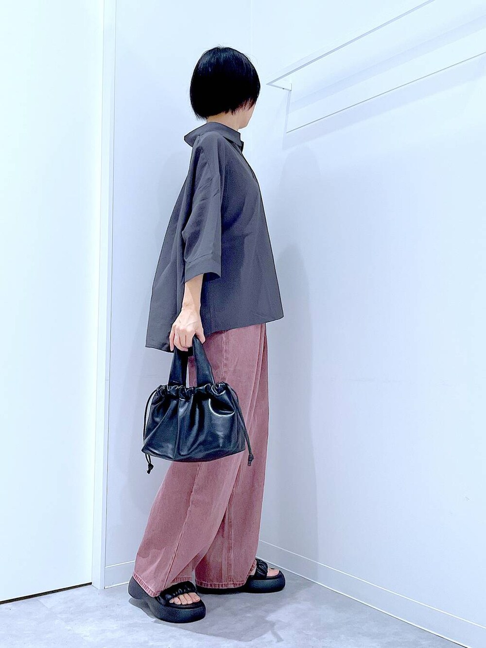 ブラック系のサンダル、ブラック系のショルダーバッグ、グレー系のシャツ/ブラウスを着用したレディースの夏コーディネートの4枚目の写真