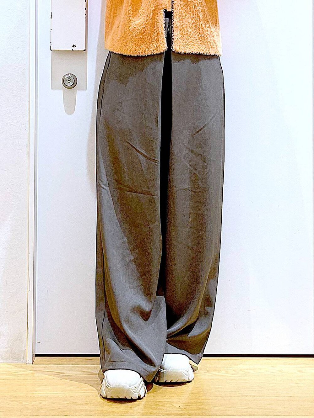 ブラック系のニット/セーター、ベージュ系のブーツ、ブラック系のショルダーバッグを着用したレディースの冬コーディネートの8枚目の写真