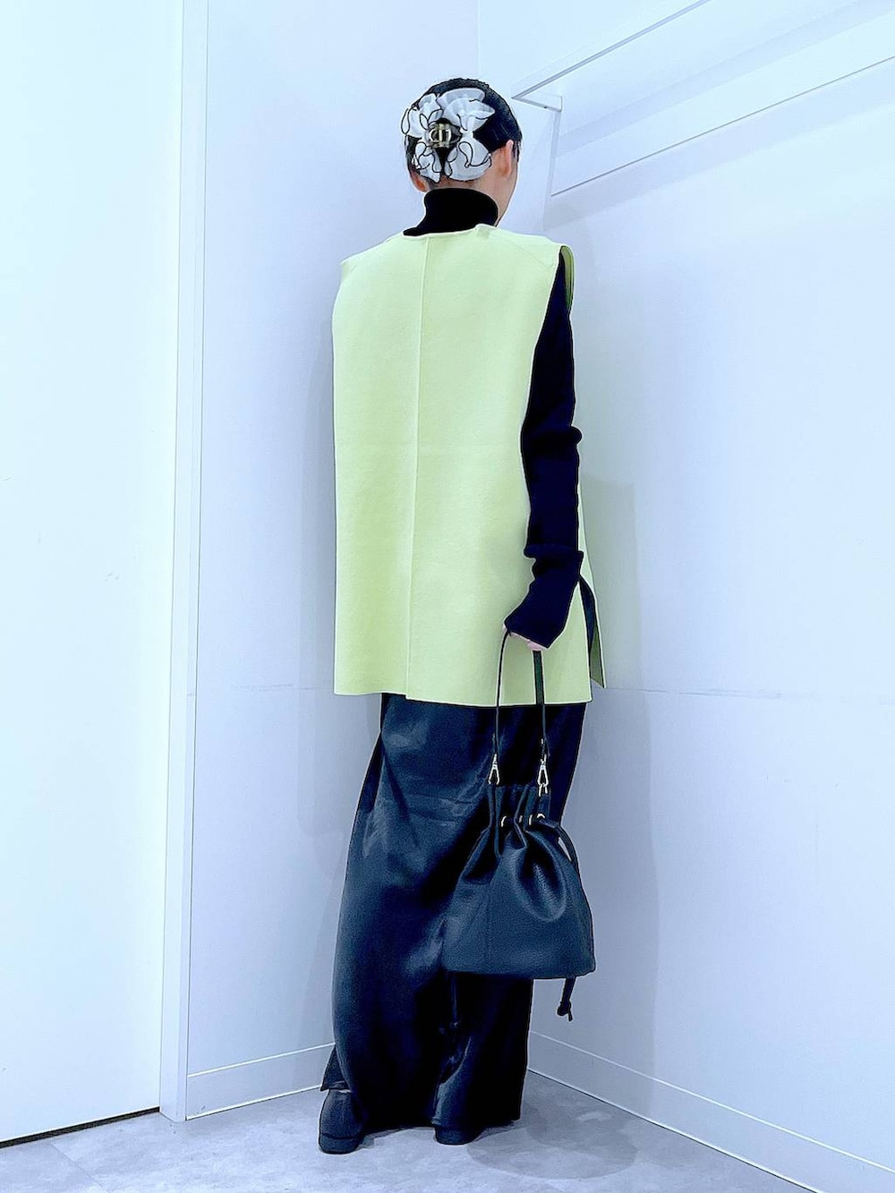 ブラック系のニット/セーター、ブラック系のスカート、ブラック系のローファーを着用したレディースの春コーディネートの5枚目の写真