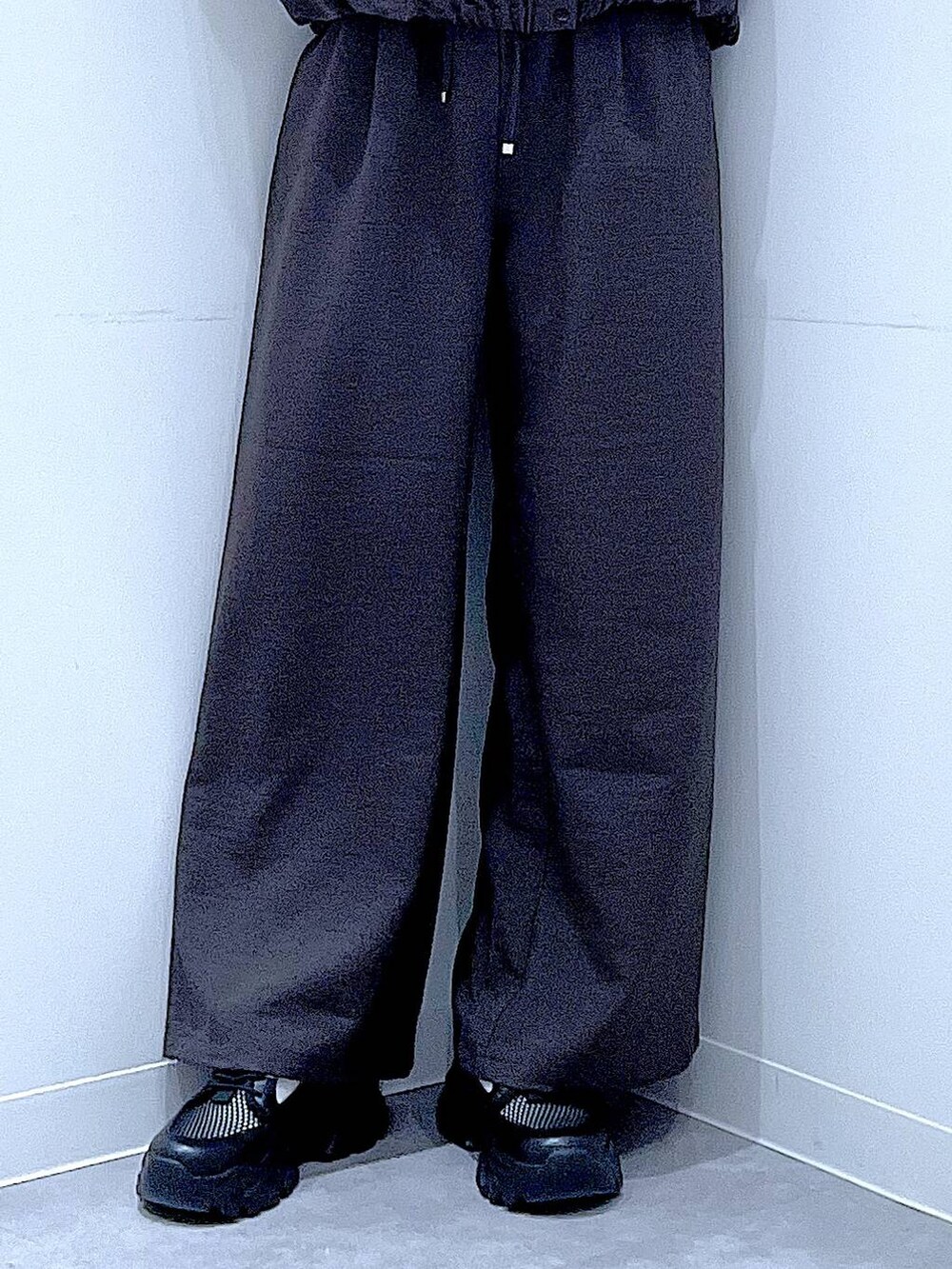 グレー系のその他パンツ、ブラック系のスニーカー、グレー系のシャツ/ブラウスを着用したレディースの夏コーディネートの8枚目の写真