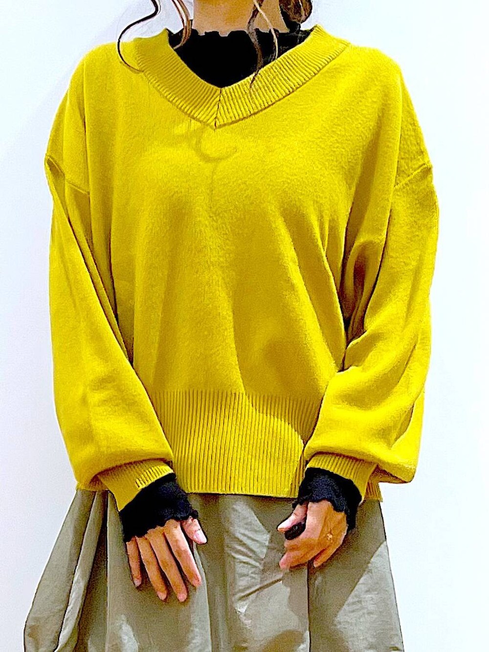 ブラック系のTシャツ/カットソー、その他のショルダーバッグ、ベージュ系のブーツを着用したレディースの冬コーディネートの7枚目の写真