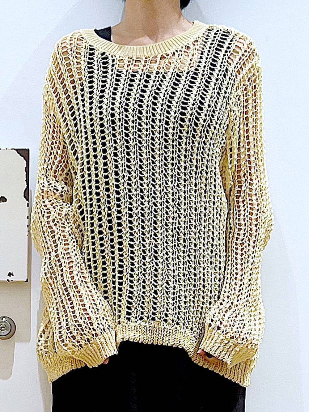 ブラック系のスラックス、ブラック系のボストンバッグ、ブラック系のパンプスを着用したレディースの夏コーディネートの7枚目の写真