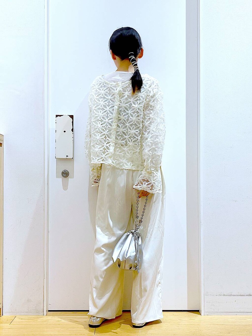 シルバー系のショルダーバッグ、ホワイト系のその他パンツ、シルバー系のパンプスを着用したレディースの秋コーディネートの5枚目の写真