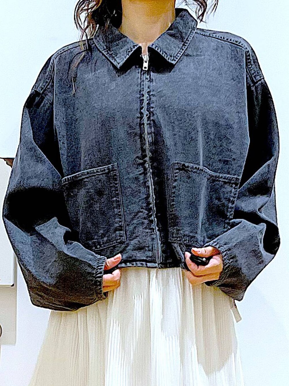 グレー系のデニムジャケット、ブルー系のトートバッグ、ベージュ系のスカートを着用したレディースの春コーディネートの7枚目の写真