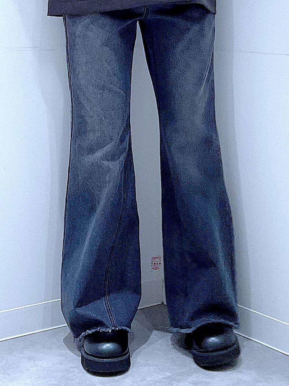 ブラウン系のハンドバッグ、ブラウン系のニット/セーター、グレー系のテーラードジャケットを着用したレディースの冬コーディネートの8枚目の写真